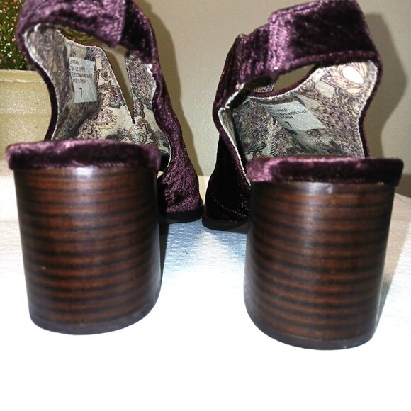 BAND OF GYPSIES PURPLE VELVET HEELED SANDAL, WOMENS SIZE 7 - Picture 6 of 8